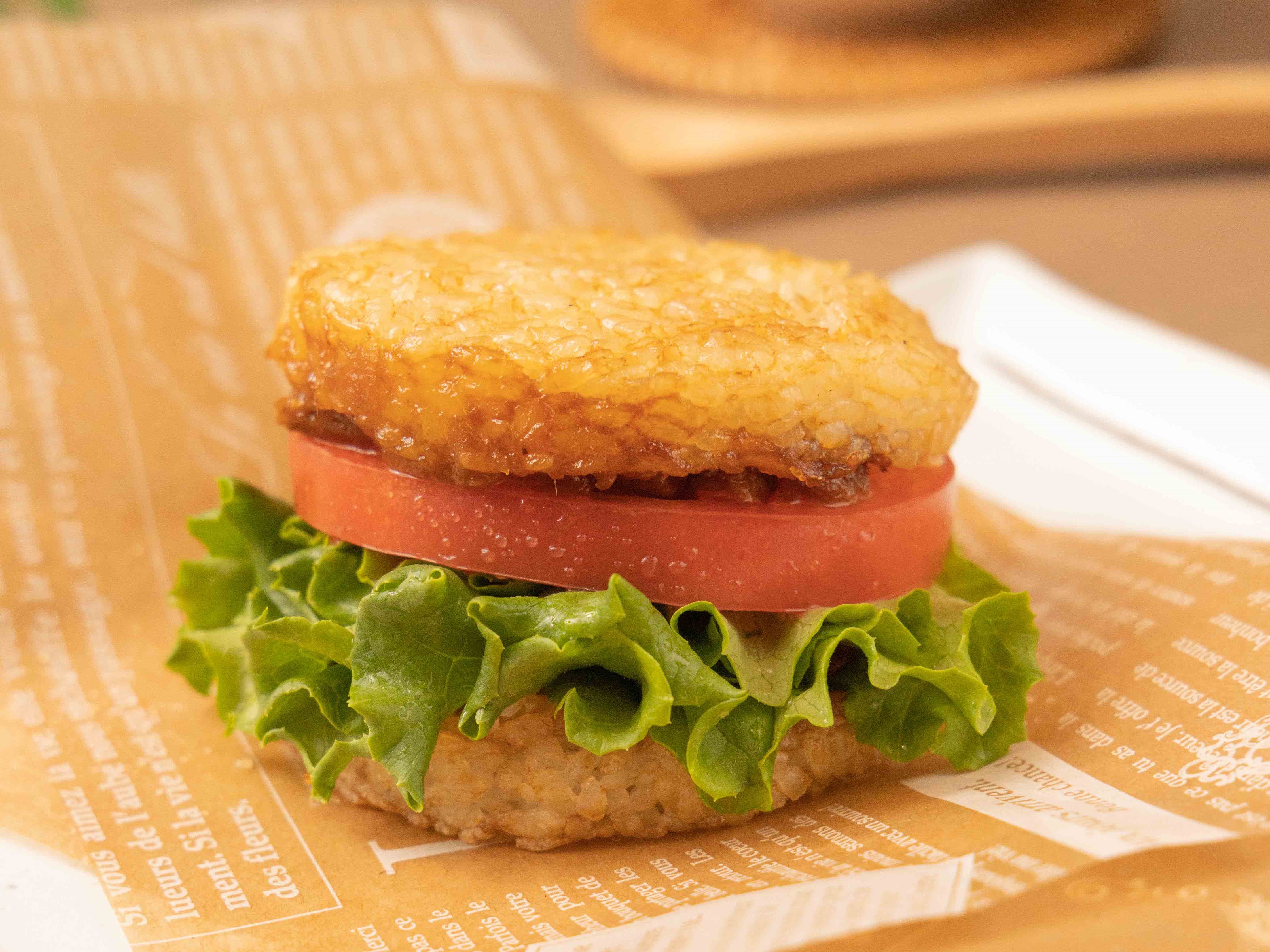 大豆ミートのフレッシュライスバーガー